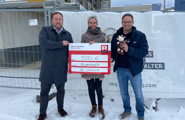 Freuten sich gemeinsam über die Unterstützung des Kinderhospiz St. Nikolaus (v. l. n. r.): Manuel Weiner, Teamleitung Immobilienentwicklung bei Rhomberg Bau, Dana Mühlenbeck, Kaufmännische Leitung Kinderhospiz im Allgäu e.V. und Bauleiter Christian Schmid. Freuten sich gemeinsam über die Unterstützung des Kinderhospiz St. Nikolaus (v. l. n. r.): Manuel Weiner, Teamleitung Immobilienentwicklung bei Rhomberg Bau, Dana Mühlenbeck, Kaufmännische Leitung Kinderhospiz im Allgäu e.V. und Bauleiter Christian Schmid.